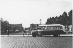 Prinsesseweg-halte-Nassauplein-bus-van-de-gemeentetram-gezien-naar-het-westen-1940-300x206-1